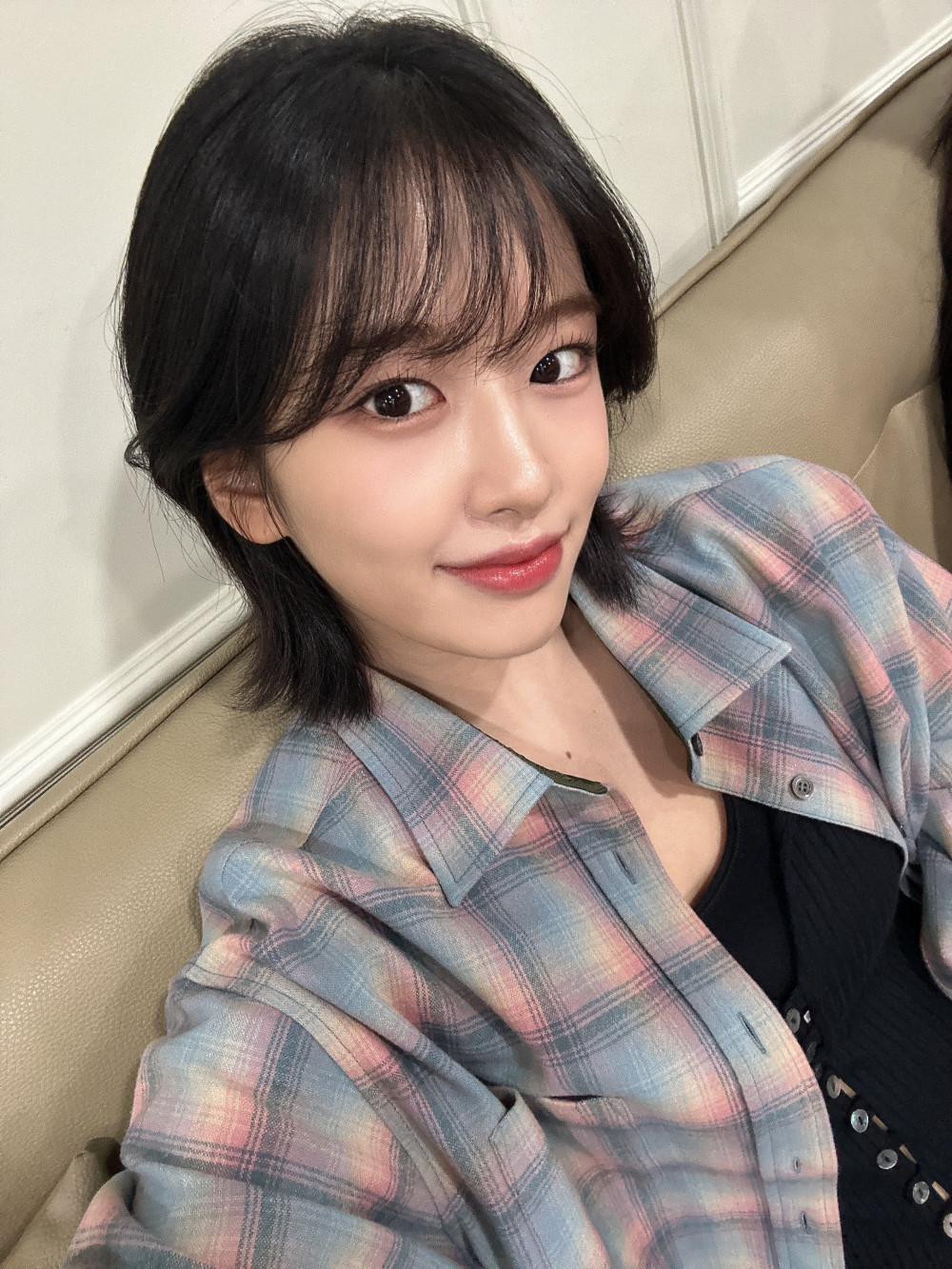 SBS 가요대전 MC 안유진 블랙레드 드레스 몽실 가슴골 셀카