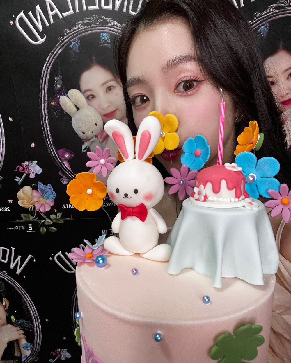 아이린 생일파티 보라색 끈나시  타이트한 흰 속바지 엉벅지