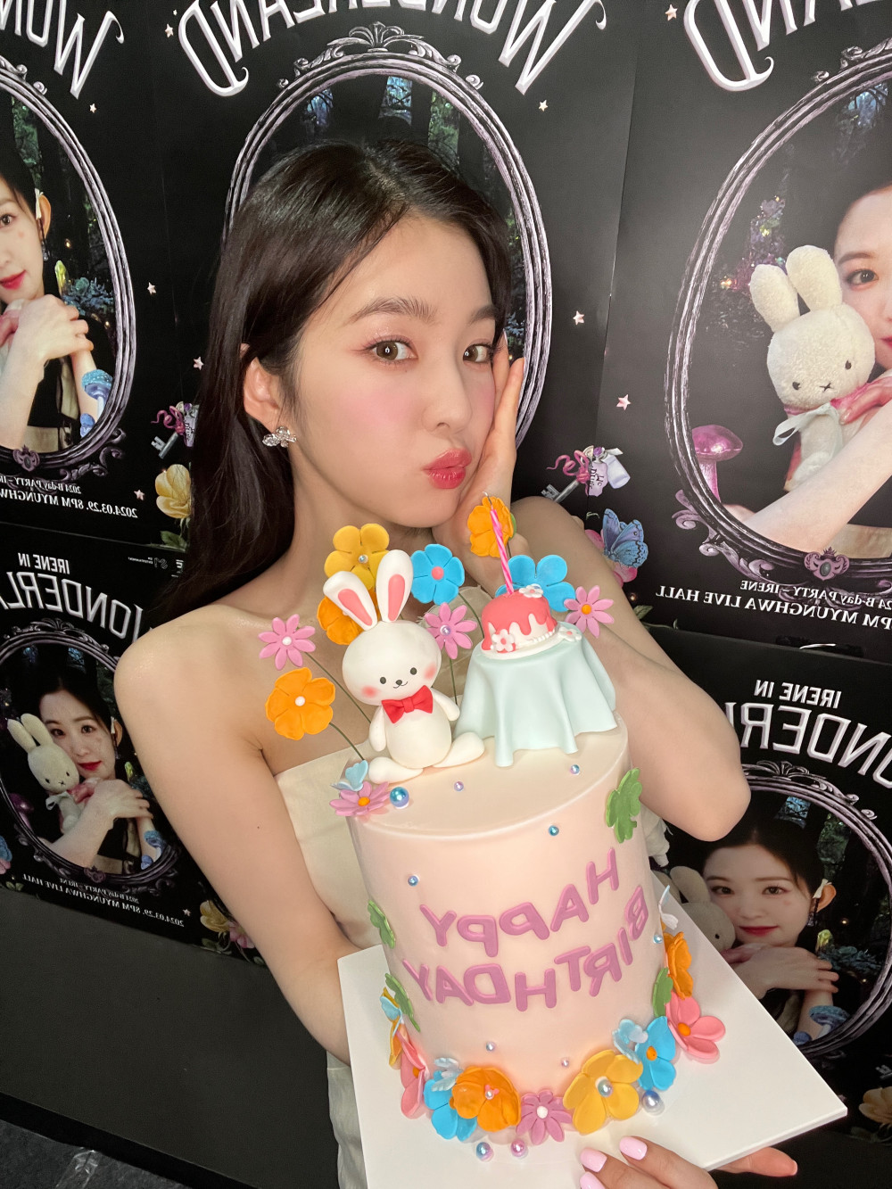 아이린 생일파티 보라색 끈나시  타이트한 흰 속바지 엉벅지