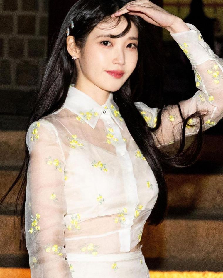 화이트 시스루 꽃무늬 원피스  아이유 은근한 몸매라인