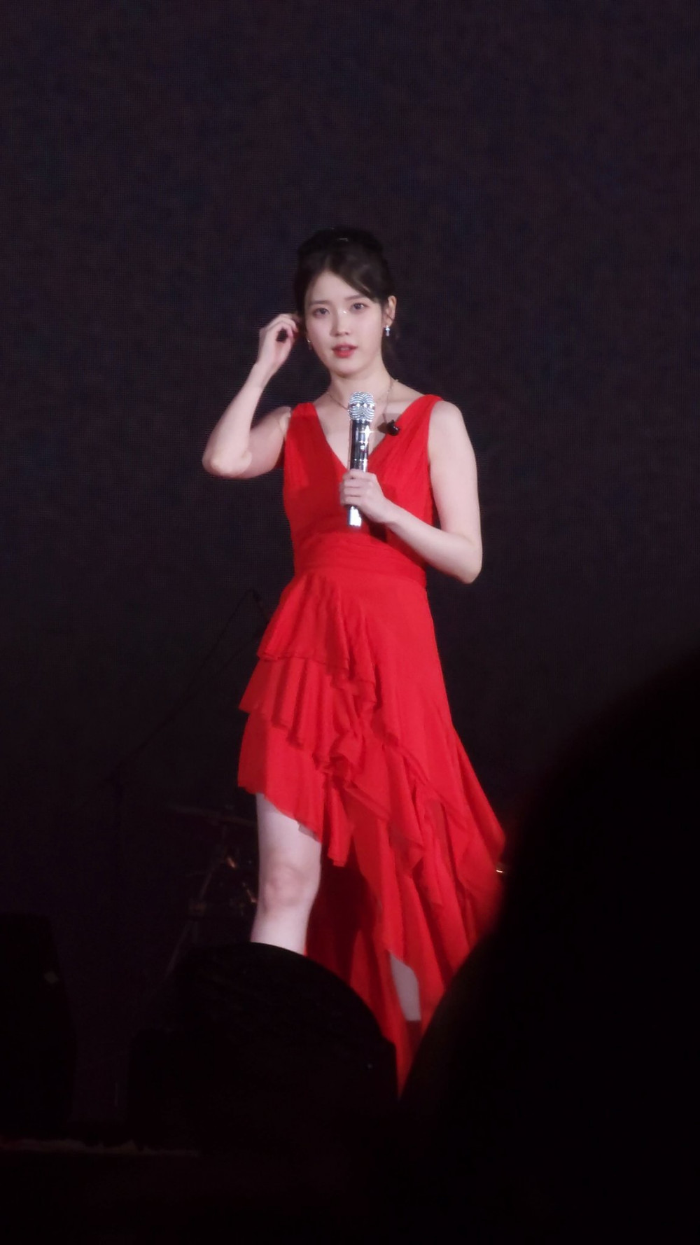 가슴 부분이 강조된 꽃원피스 아이유  HER 콘서트 자카르타 2일차