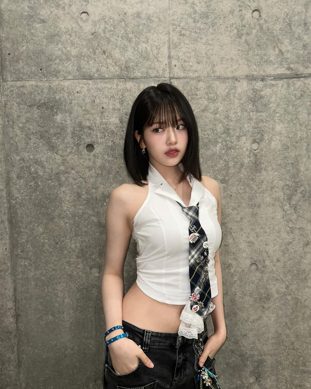 화이트 민소매 셔츠  넥타이 아이브 안유진 시원한 어깨 겨드랑이