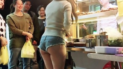 팬티같은 핫팬츠 입고 돌아다니는 누님