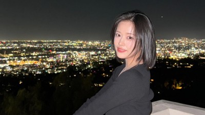 바람에 달라붙어서 드러나는 몸매 하트땡땡이 원피스 아이브 안유진