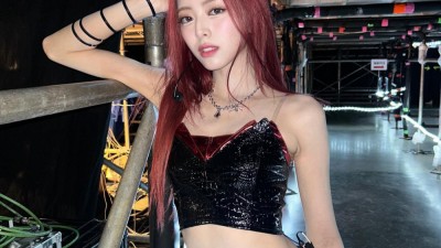 반짝이 홀터넥 핑크원피스 입고 앉아서 엉덩이 실룩거리는 ITZY 유나