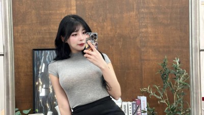 검정 스타킹 올 나간 유부녀 꽃빵...다리 꼰 초미니 야벅지