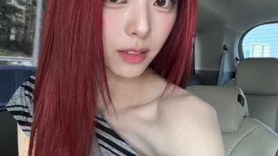 한쪽 어깨를 내린 줄무늬 크롭티 잘록한 허리배꼽 있지 유나 - 인스타