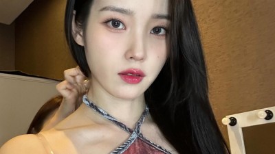 끈홀터넥 원피스 입고 앞으로 살짝 숙인 요망한 아이유 투명 브라끈