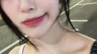 프로미스나인 백지헌 시원한 화이트 민소매 뽀얀 피부 몽실 가슴골