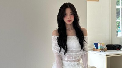 컴백하는 오마이걸 아린 뽀얀 어깨를 강조한 여성스런 의상