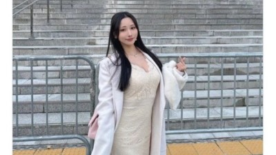 페이커 볼려고 한국 놀러온 G컵 코스프레 눈나