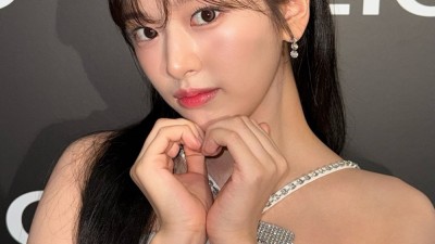 발끝에서 훑어올리는 화이트 여신 홀터넥 아이브 안유진 각선미