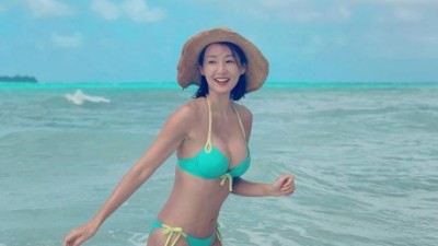 관리 잘한 40대 돌싱녀 오정연 바다에서 민트색 끈비키니 몸매