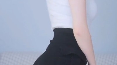 살살 돌리는 이아린 흰검 오피스룩