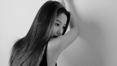 김유정 깊게 파진 블랙드레스