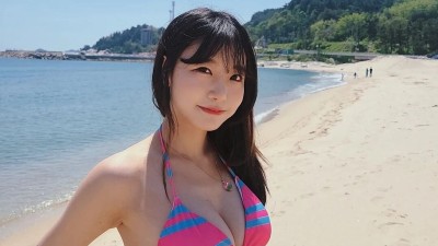 바닷가 놀러간 수련수련 핑크색 줄무늬 비키니