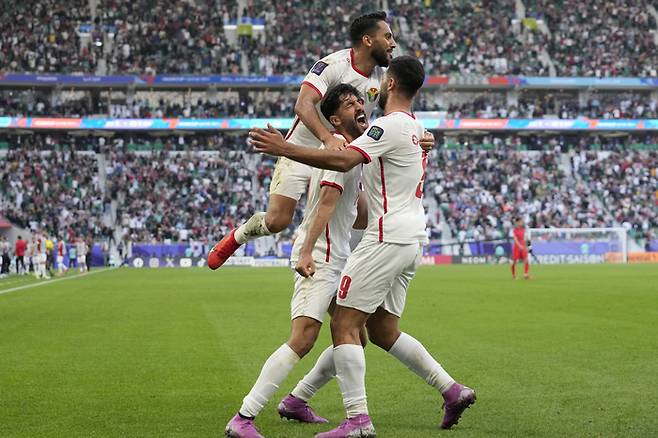 중동의 역습 ‘5개 조’ 1위 차지…우승 후보 한일 위협하는 파워 축구 [아시안컵]