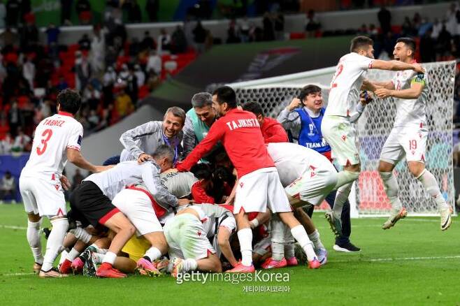 '돌풍의 팀' 타지키스탄, UAE 꺾고 8강행…벤투 감독은 탈락 [아시안컵]