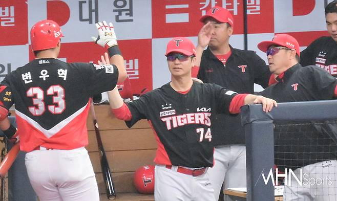 김종국 감독, 장정석 前 단장에 금품 받은 정황→직무정지 '충격' KIA 뒤숭숭한 시즌 맞이