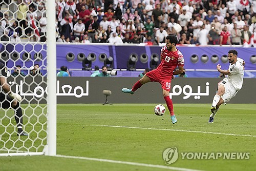 '잔디 먹방' 이라크 FW, 퇴장 사유는 경기 재개 지연…AFC