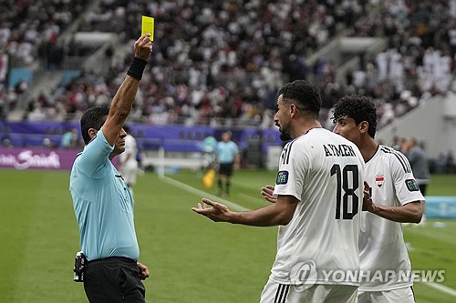 '잔디 먹방' 이라크 FW, 퇴장 사유는 경기 재개 지연…AFC