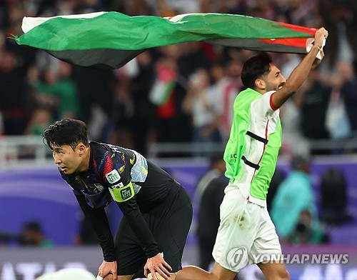 요르단전 참패 2시간 만에…손흥민, 도하공항서 고개 숙이고 '영국행'