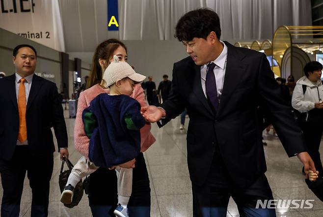 류현진 아내 배지현씨, 새벽 공항 찾아 남편 배웅…