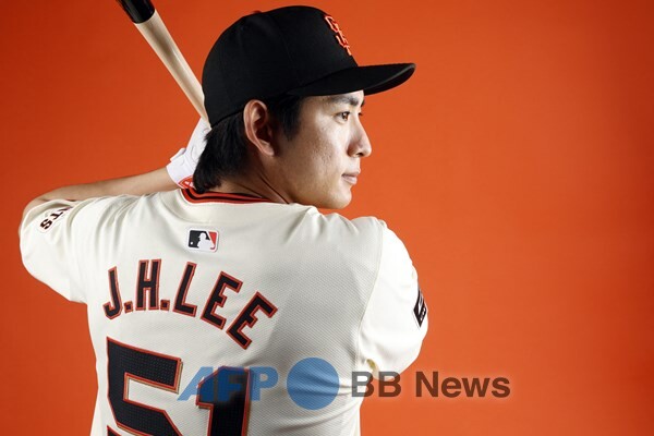 '대박' 이정후, MLB 시범경기 첫 타석부터 안타… 득점까지 신고