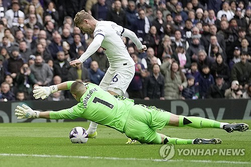 손흥민 '인생 패스'를 그렇게 날려버리다니…골 넣어도 '축하하는 동료' 없어