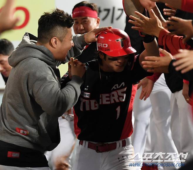 '연장 12회 경기 뒤집은 번트' 진짜 천재 김도영의 진가...삼성 잡고 1위 사수