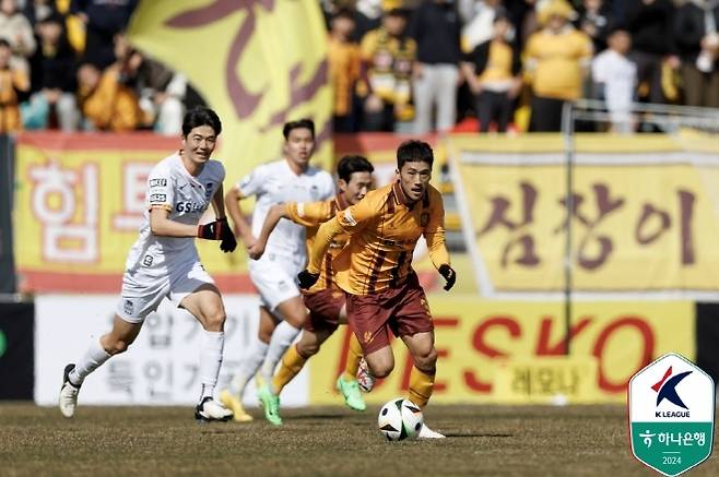 사람이 모자라 “너 한 번 차봐” 차범근 말에 축구 시작, 독일 ‘10년 경력’ 쌓고 K리그 데뷔한 29살 최경록의 이야기 [이근승의 믹스트존]