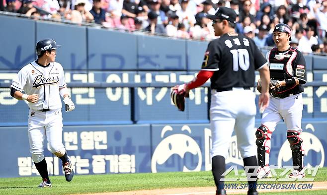 '한 판 붙어?' 장성우 태그에 주먹 들어 올린 허경민의 익살