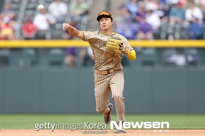 이정후 이어 김하성도..뷸러 ‘시속 94.4마일’공에 손목 맞은 김하성, 부상 교체