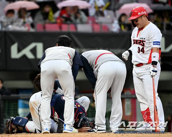 '형 나한테 이럴 거야?' 최형우 목덜미 움켜쥔 양의지, 웃으며 반겼더니 왜 이런 고통을