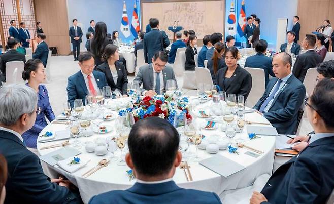 '국빈' 스롱 피아비, 尹 대통령-훈 마넷 총리 회담에 '깜짝 등장'