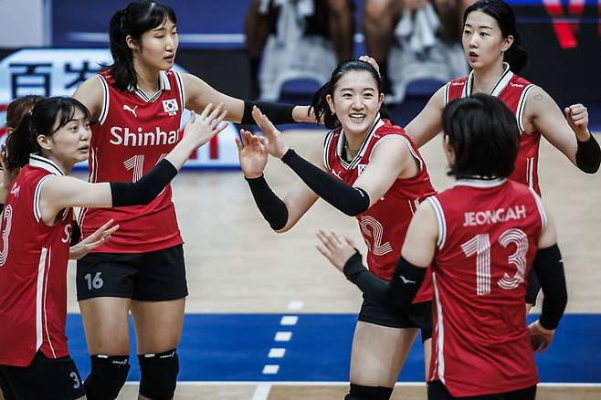 염원하던 1승! 한국 여자배구, 31경기만에 세계 13위 태국에 VNL 첫 승