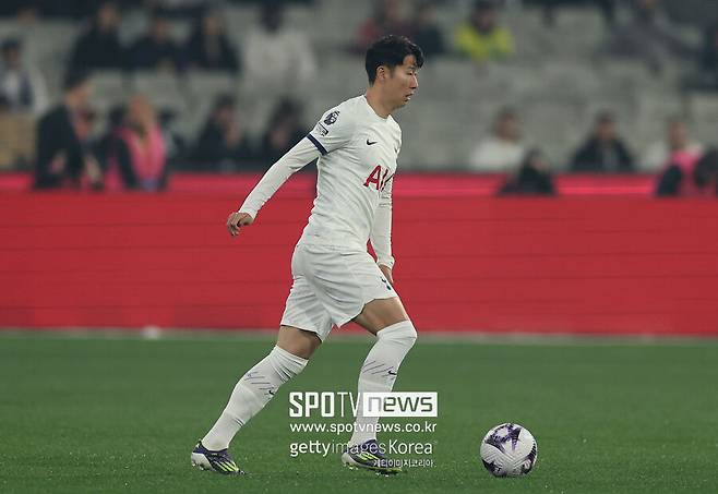 SON, 경기 도중 '환한 미소' 얼마만인가! 주장의 무게 내려놓고 '즐겜 모드'...'절친'과 장난도 발동