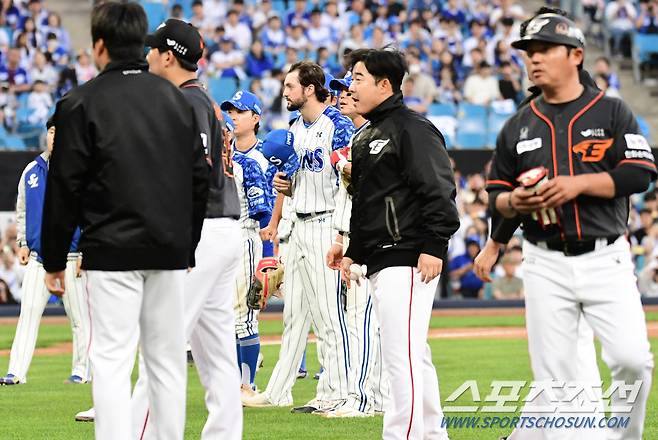 145㎞ 직구 사구 '퇴장'→벤치클리어링…'공 맞은' 김강민, 어지럼증 병원 이동