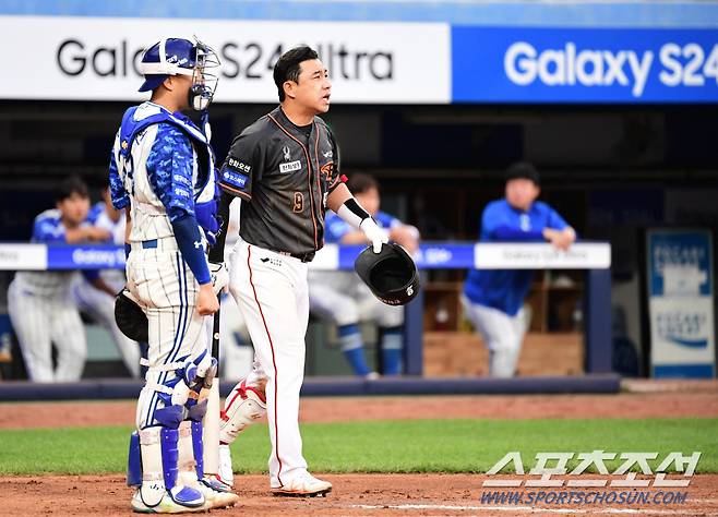 145㎞ 직구 사구 '퇴장'→벤치클리어링…'공 맞은' 김강민, 어지럼증 병원 이동