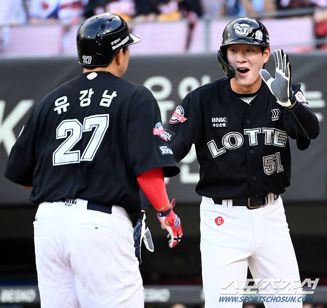 724일만에 무4사구 완봉승 투수 탄생! 주인공은 윌커슨...'선발 전원안타' 롯데, 선두 KIA 또 잡았다![광주 리뷰]