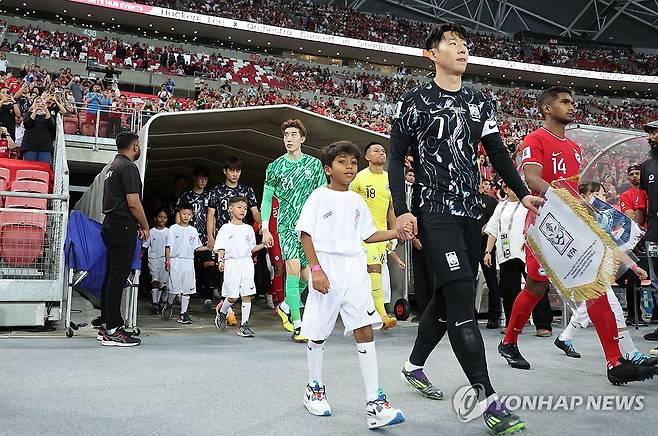 손흥민을 화나게 해??…싱가포르 팬 야유에 SON 멀티골 '대폭발'→이게 월드클래스 [싱가포르 현장]