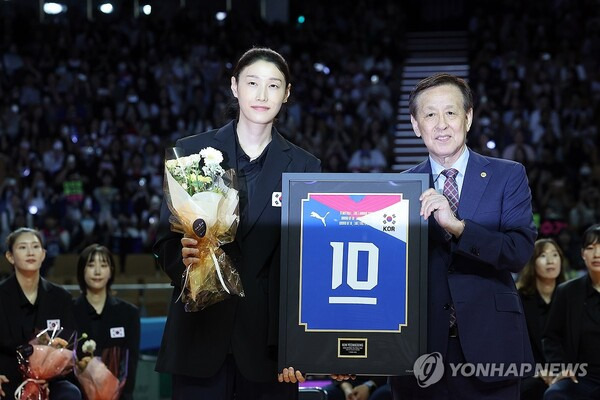 '은퇴한 전설'까지 챙긴 김연경, 떠나는 순간도 'GOAT'[스한 이슈人]