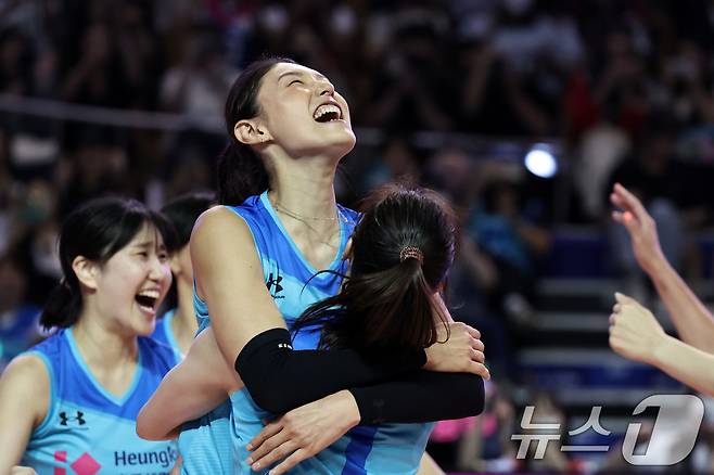 김연경 부름에 응답한 세계 배구의 별들, 잠실벌 뜨겁게 달궜다