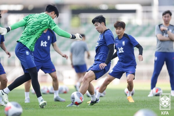 한·중전에 FIFA-전세계가 주목한다… '늘려줘도 못와?'