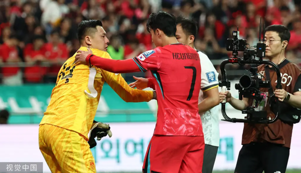 한국 슈팅 5개나 막았는데...경기 후 오열→손흥민이 안아준 中 GK, “열심히 싸웠는데 도움이 안 됐다”