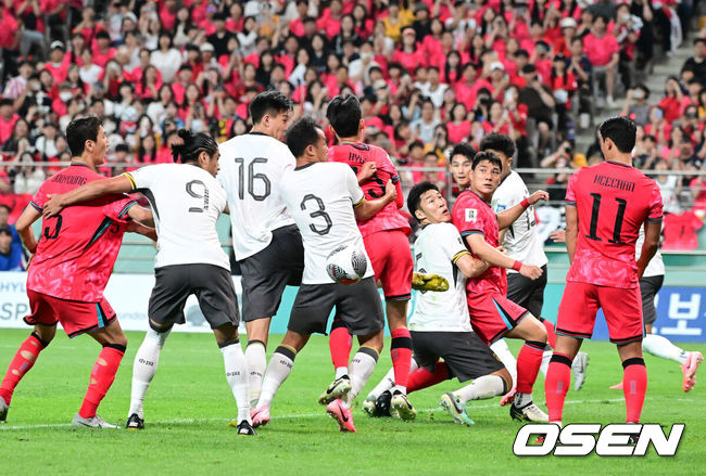 '아시아 최초 맨유맨' 中 동팡저우, 한국전 패배에