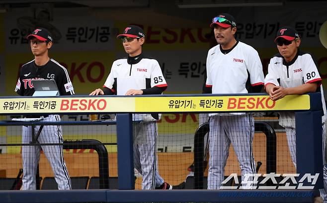 '미소 짓던 감독이 싸늘해졌다' 홈런포에 웃다 역전 직후 굳어버린 염경엽 감독 표정