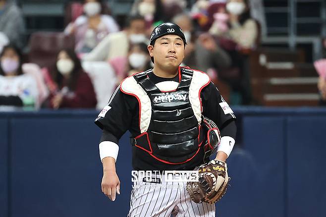 39살 맏형이 손을 덜덜 떨었다…허도환 쓰러진 순간, 불펜에서 사인 배운 '포수 김현수'