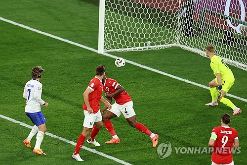 '날벼락' 음바페 코뼈 부러졌다…프랑스 '자책골' 오스트리아 1-0 제압, 그러나 위기 [유로 2024 리뷰]