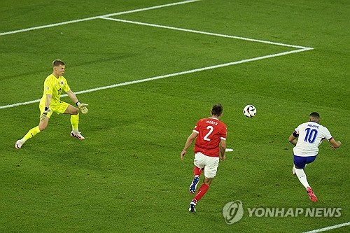 '날벼락' 음바페 코뼈 부러졌다…프랑스 '자책골' 오스트리아 1-0 제압, 그러나 위기 [유로 2024 리뷰]